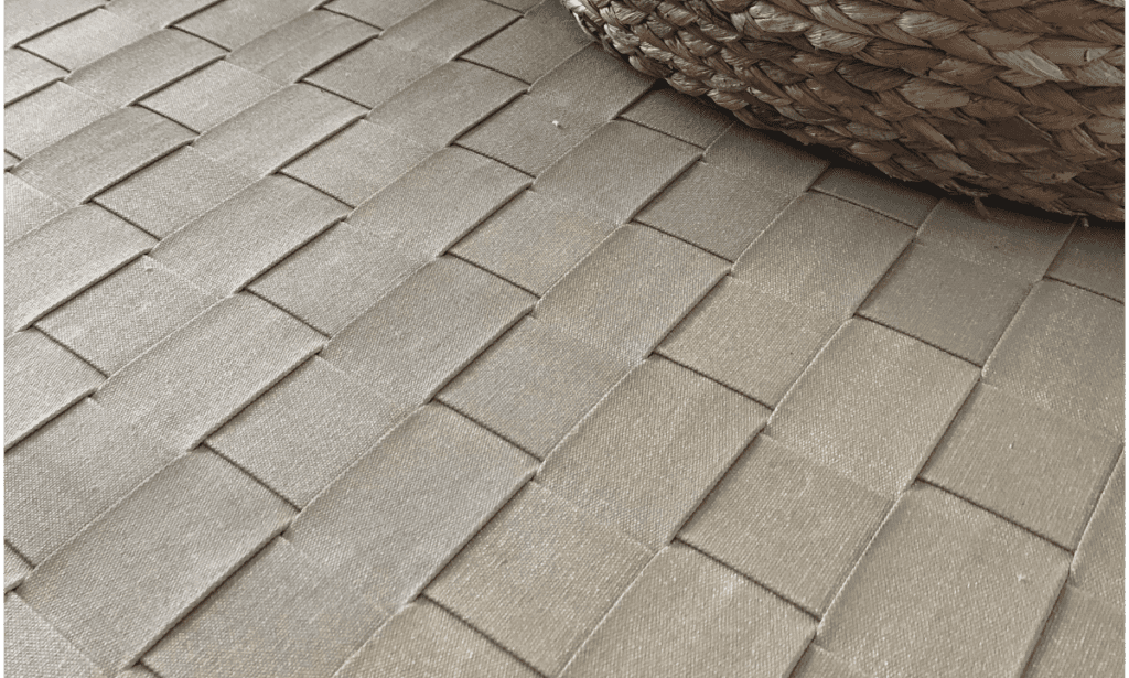 Detalhes do tapete Tramado 50 da coleção Vintage, feito de lona de algodão