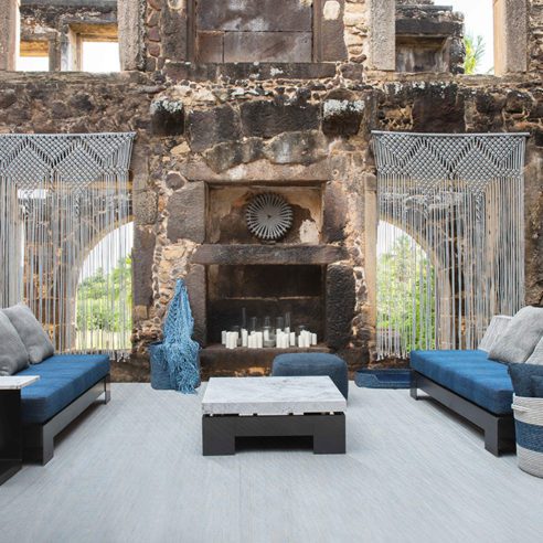 Os sofás e poltronas não receberam braço para criar efeito de flutuação sob a base estruturada de alumínio.