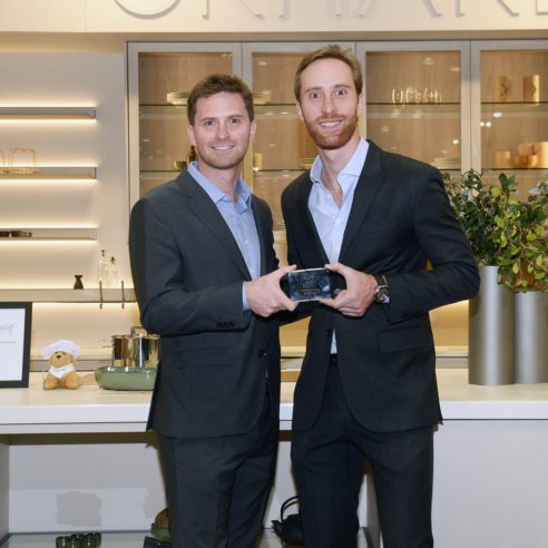 Pitter Schattan e Stefan Schattan posam com o prêmio.