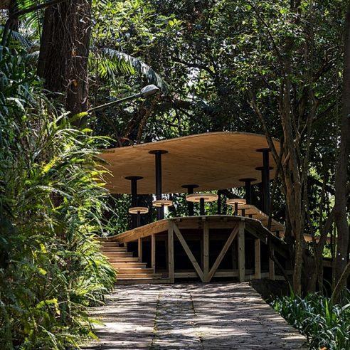 Pavilhão erguido com madeira lamelada colada cruzada pela Crosslam