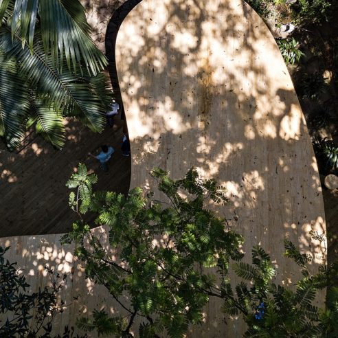 Pavilhão erguido com madeira lamelada colada cruzada pela Crosslam