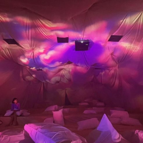 A mesa de centro Arezzo na versão redonda, ela também pode ser quadrada ou retangular e ter a altura da base personalizada