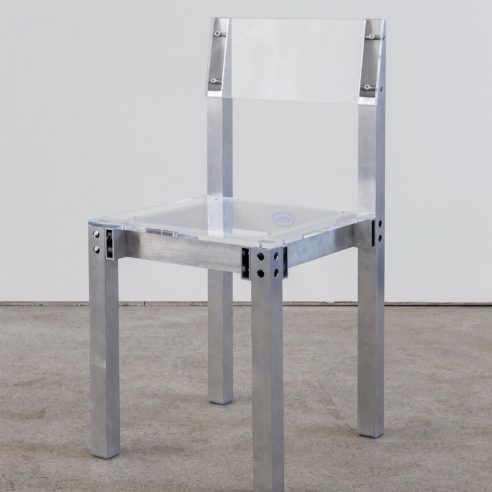 Cadeira feita em alumínio e acrílico reciclados por Fredrik Paulsen