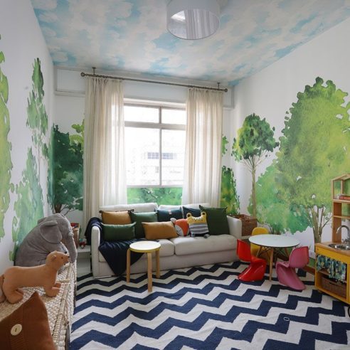 Nesta brinquedoteca o papel de parede aparece nas paredes e também no teto | Foto: Divulgação