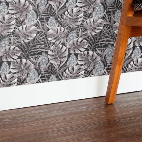 Piso vinílico amadeirado e rodapé branco da Pormade