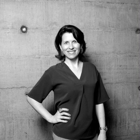 Winnie Bastian fez a cobertura da Semana de Design de Milão 2022 para a revista Casa Vogue. Formada em Arquitetura, atua há mais de 20 anos como jornalista especializada em design, arquitetura e interiores.