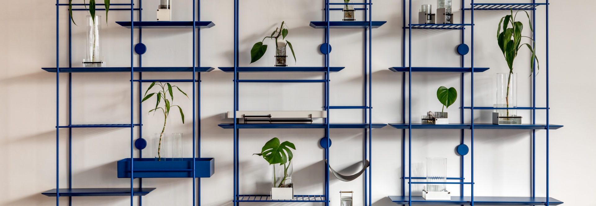 estante aço parede azul