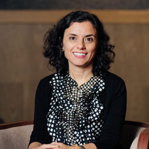 Em Milão a convite da Apex-Brasil, Regina Galvão é jornalista com pós-graduação em História da Arte. Foi editora de Casa Claudia e Casa Vogue, nas quais coordenou prêmios de design de interiores e de produto.