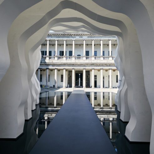 "Divided Layers", instalação imersiva criada por Daniel Arsham em colaboração com a Kohler para a Semana de Design de Milão 2022 