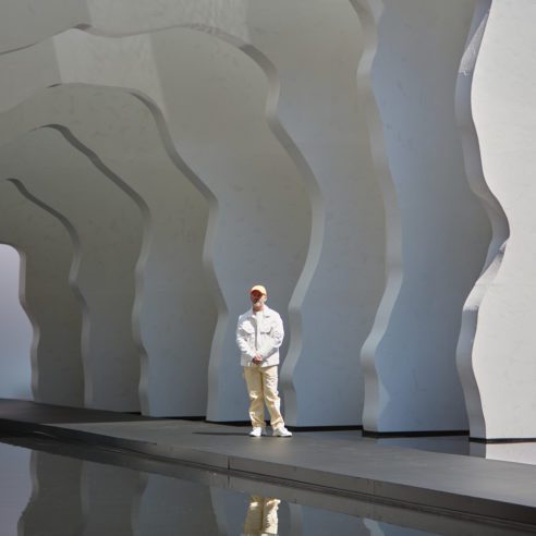 "Divided Layers", instalação imersiva criada por Daniel Arsham em colaboração com a Kohler para a Semana de Design de Milão 2022 