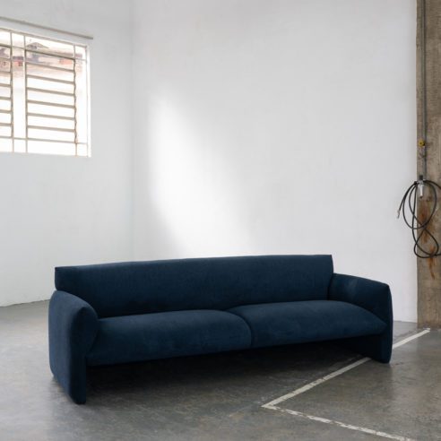 Sofá Côncavo assinado pelo Estúdio Ambrósio