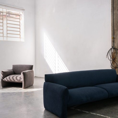 Sofá e poltrona Côncavo assinados pelo Estúdio Ambrósio