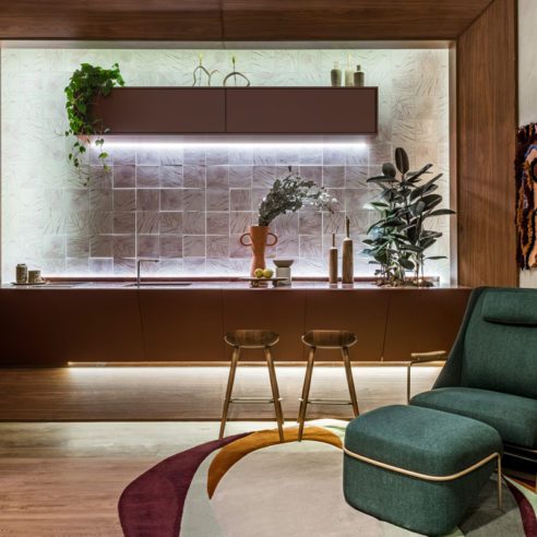 Painel de azulejos com seis estampas desenhadas por Bia Quinelato e pintados à mão | Foto: Renato Navarro