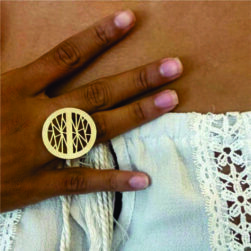 ANEL PRISM NA MÃO_MAZE COLLECTION_500 pixels