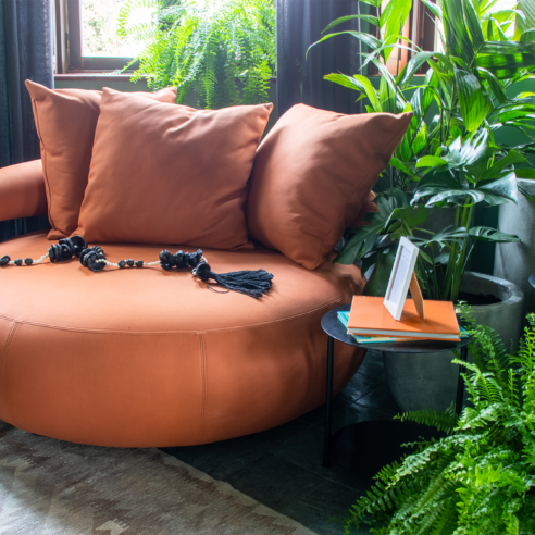 A daybed Dunas e as mesas laterais Lys no ambiente assinado pela Poema Arquitetura