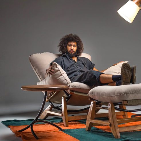 O designer Pietro Oliveira em poltrona da Caboco