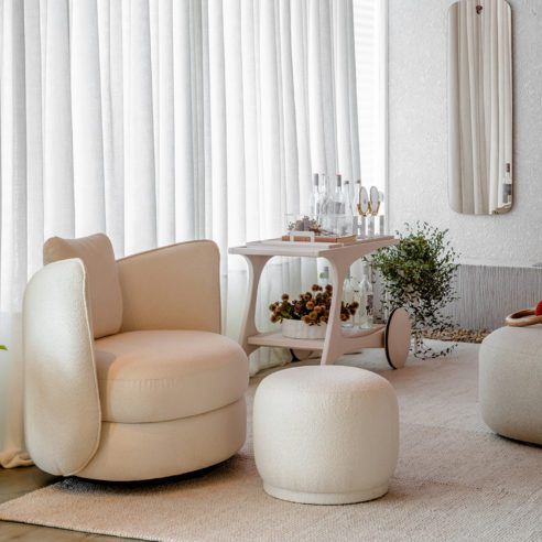 Poltrona Junkers da Haffato no Ambiente vitrine Seats Home por STUDIO DUO Arquitetura | Foto Fabio Jr Severo