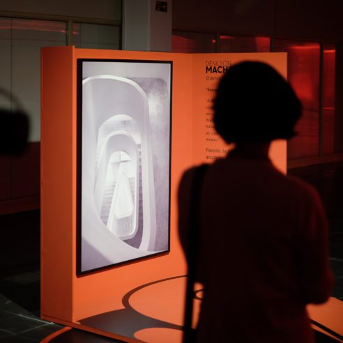 Visitante na exposição No Diafragma da Arquitetura, realizada pelo Lar Center na DW! 2022