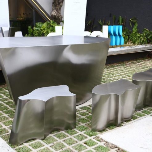 Conjunto de peças da linha Organic Steel, desenhada pela arquiteta Fernanda Marques, parte da exposição da Docol para a DW! 2022