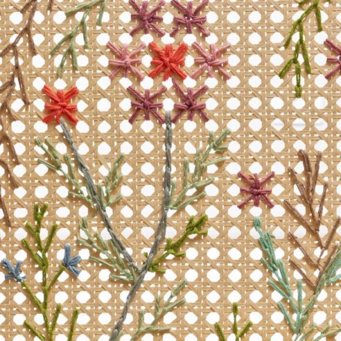 Cadeira Oscarina, assinada por Linda Martins, com bordado da artesã Maria da Conceição