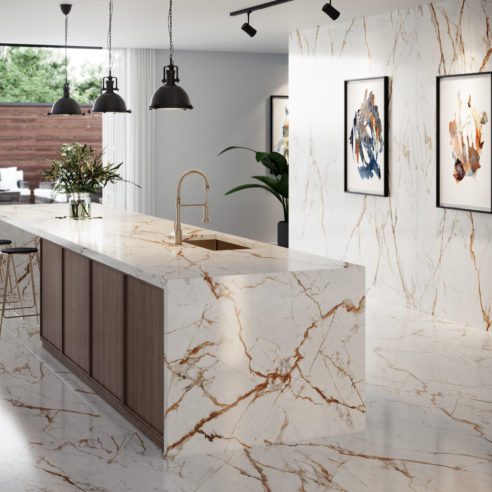Cozinha com Dekton Onirika Awake aplicado a bancada, piso e parede