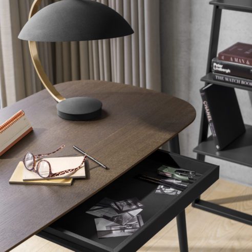 Detalhe mesa Kingston, criação de Morten Georgsen para BoConcept