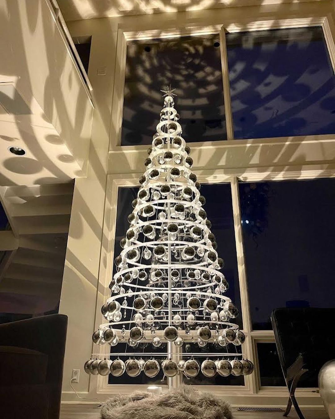 Um dos modelos da Modern Christmas Tree, com aros concêntricos | Foto: Reprodução @modernchristmastrees