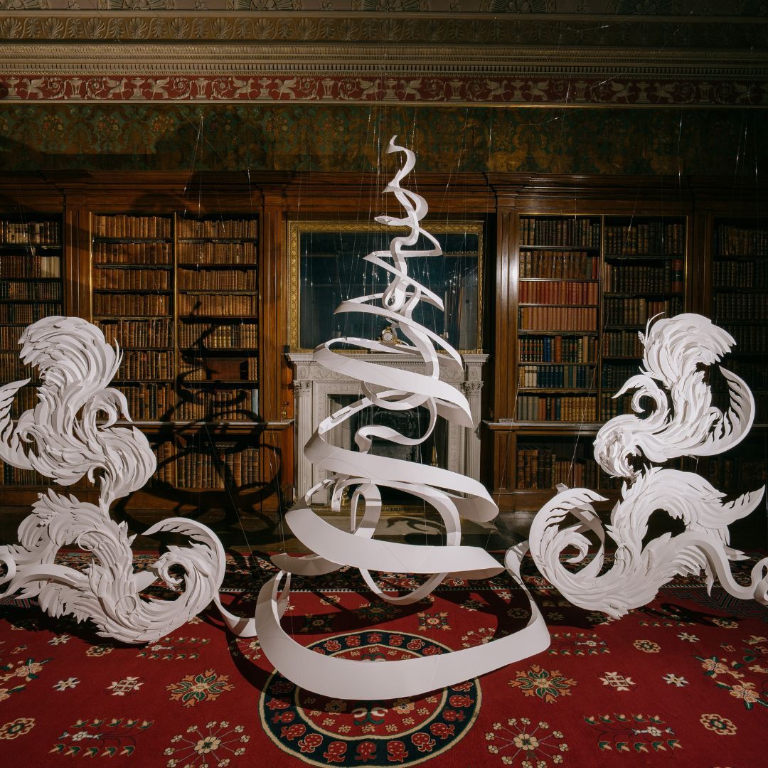 O palácio em Yorkshire, Harewood House faz uma mostra de árvores de Natal artísticas | Foto: Reprodução @harewoodhouse