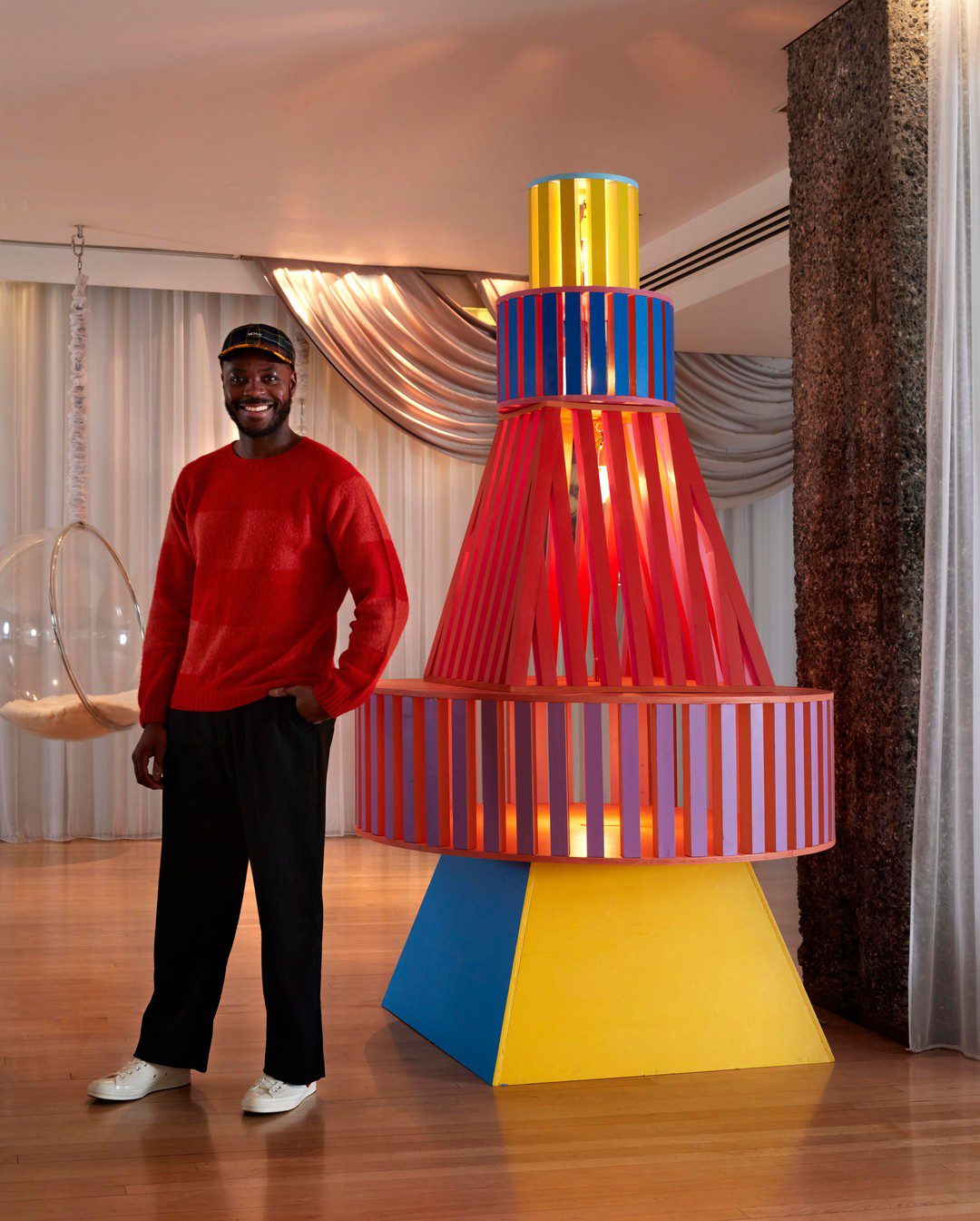 O designer Yinka Ilori desenvolveu uma árvore estilizada e colorida para o Sanderson, em Londres | Foto: Reprodução @sandersonsocial 