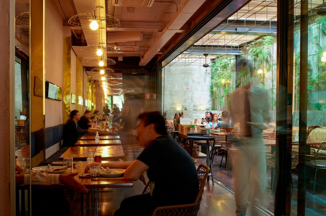 O Arturito, da Paola Carosella, tem atmosfera leve, dada pelo paisagismo | Foto: Reprodução @restaurantearturito