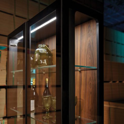 Uma das possibilidades dos armários e cristaleiras (detalhe) da linha Aria, da Evviva | Foto: Divulgação