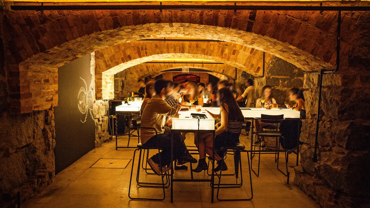 O Bar dos Arcos, no subsolo do Municipal, tem decor inspirado em "O Iluminado" | Foto: Reprodução @bardosarcos