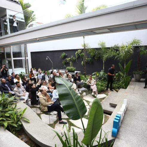 Visitantes da Casa Docol assistem a um talk durante a DW! 2022 | Foto: Divulgação