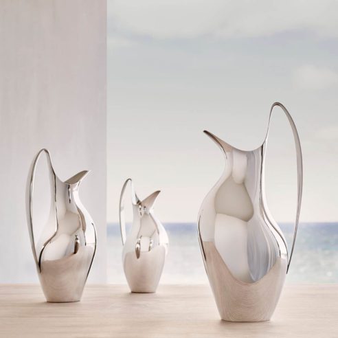 A dinamarquesa Georg Jensen tem história desde 1904, e objetos atemporais a exemplo da jarra desenvolvida pelo escultor Henning Koppel | Foto: Divulgação