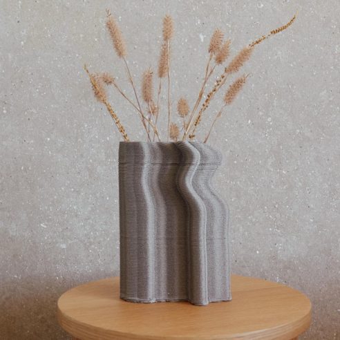 Tannen Vase impresso em 3D com elementos naturais pela Migration of Matter | Foto: Reprodução @migrationofmatter_studio