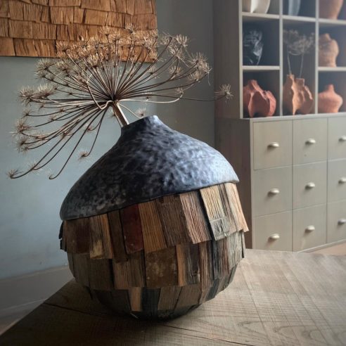 Os artistas Andriy e Olesya Voznicki, da Natura Ceramica, mesclam materais em peças esculturais | Foto: Reprodução @naturaceramica