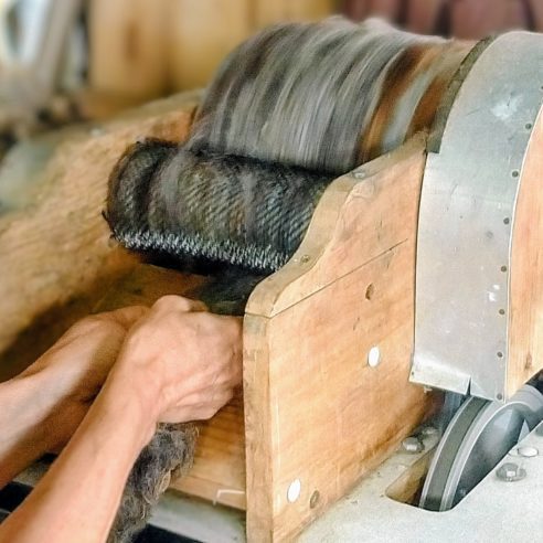 Artesão confecciona uma dos tapetes de lã para Emporio Beraldin
