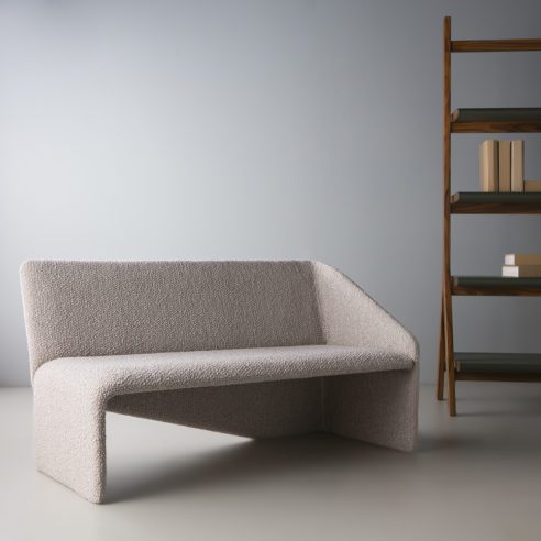 Banco Bauhaus, escultural e minimalista ao mesmo tempo, é desenho de Roberta Banqueri para a Doimo | Foto: Divulgação
