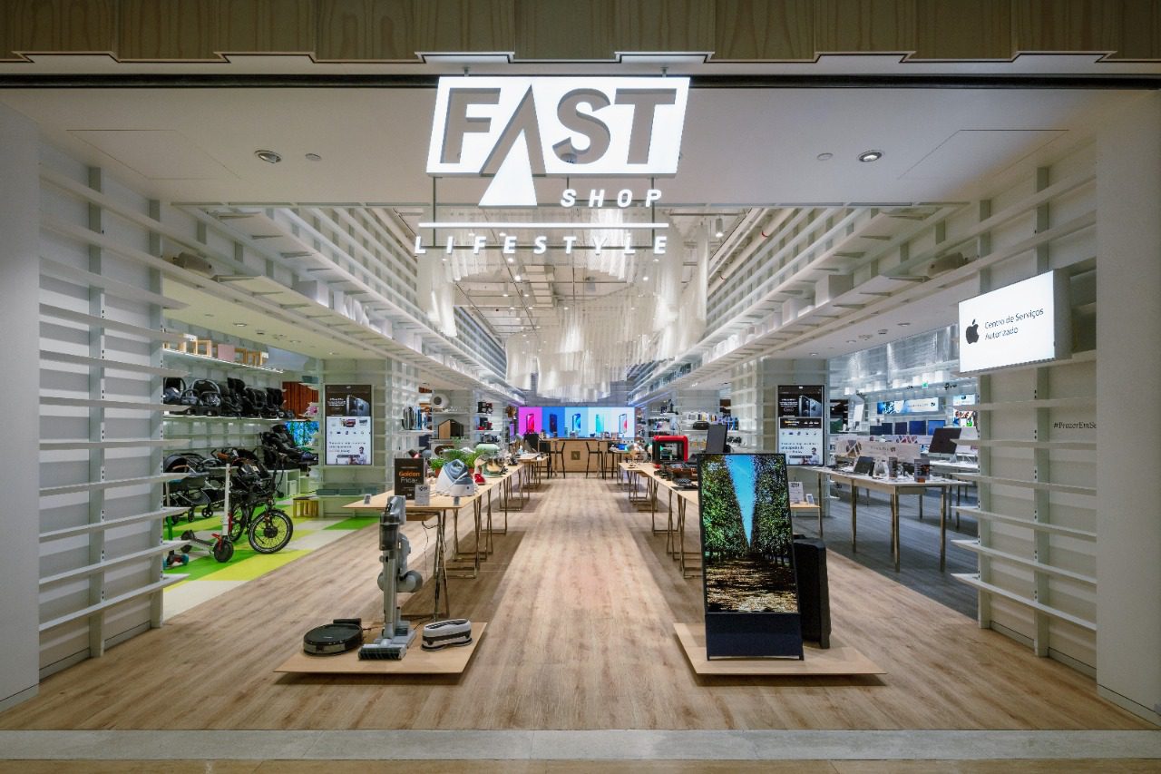 Loja da Fast Shop no Shopping Ibirapuera tem conceito baseado no Lifestyle e projeto assinado por Kengo Kuma | Foto: Divulgação