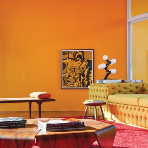 Os tons intensos da cartela da Formica valorizam as peças de design e as obras de arte da casa. | Foto: Divulgação
