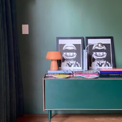 Os tons intensos da cartela da Formica valorizam as peças de design e as obras de arte da casa. | Foto: Divulgação