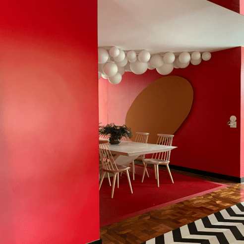 Parede coberta de Formica na Decornautas Design House: os moradores optaram por cores expressivas. | Foto: Divulgação