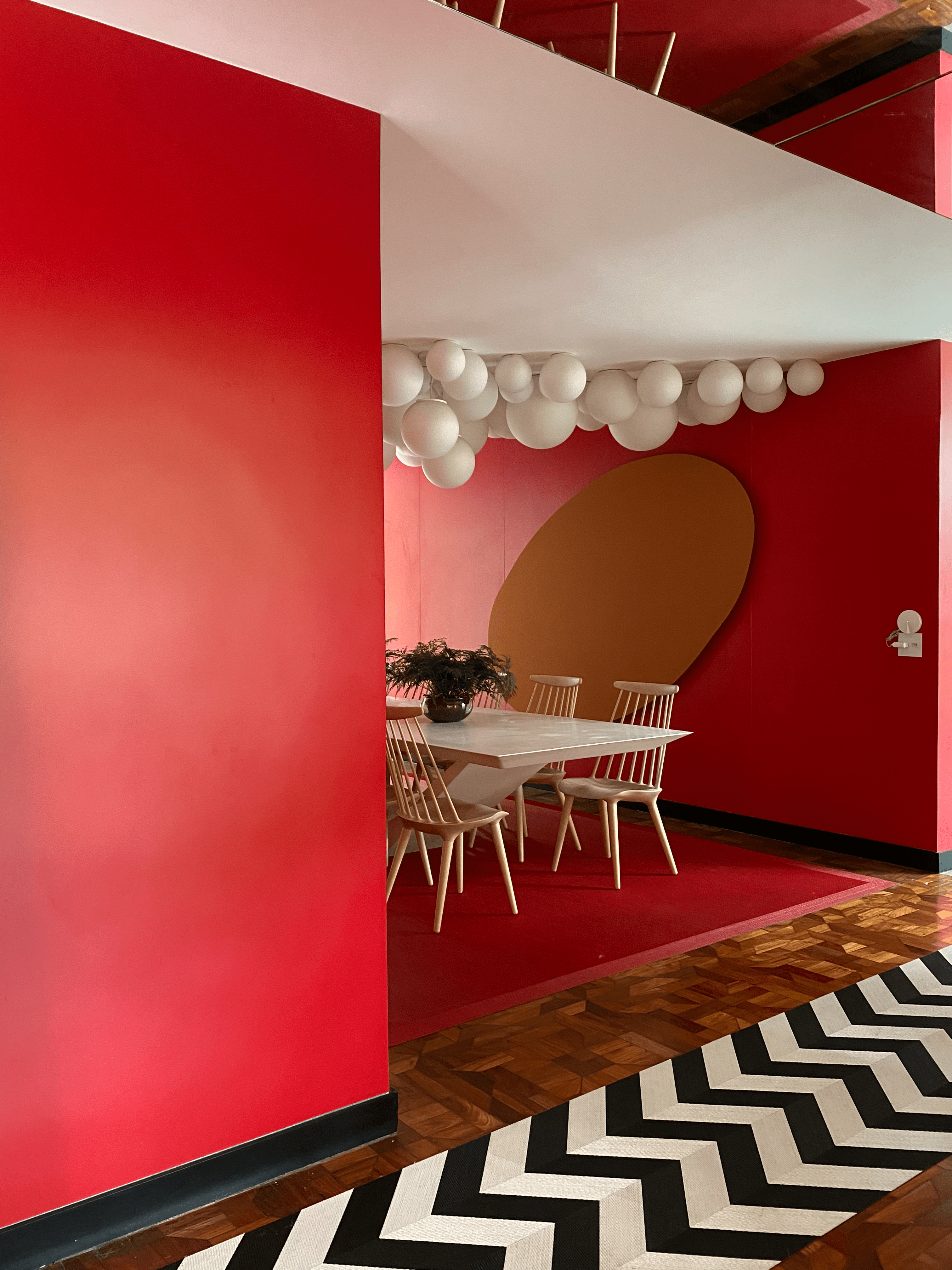 Parede coberta de Formica na Decornautas Design House: os moradores optaram por cores expressivas. | Foto: Divulgação