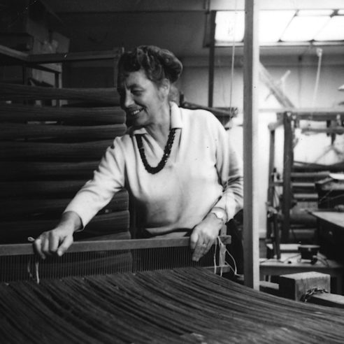 Gunta Stölzl num dos retratos fornecidos pela família da designer: ela ingressou como aluna e depois se tornou diretora da oficina têxtil da Bauhaus nos anos 1920