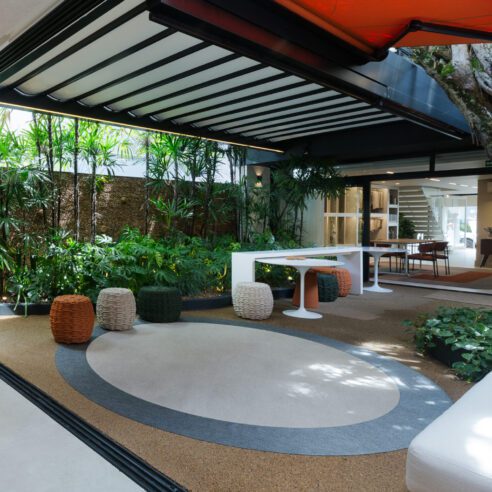 Novo showroom da Uniflex, na Gabriel, com jardim onde estão soluções para proteção solar | Foto: Studio Valentim
