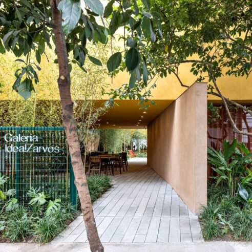 Fachada da Galeria Idea!Zarvos, com projeto de Isay Weinfeld