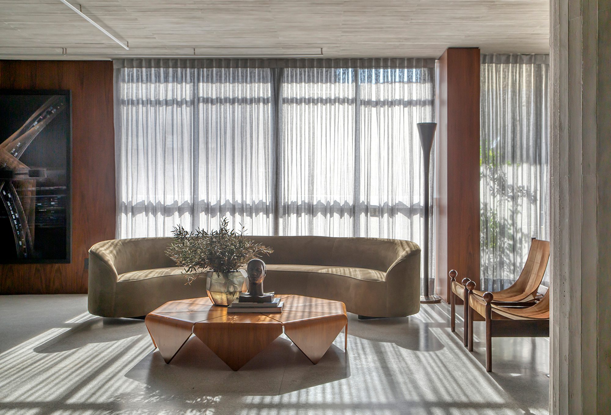 O apartamento DN, do escritório BC Arquitetos, se inspira e preserva elementos modernistas dos anos 1970 | Foto: Divulgação