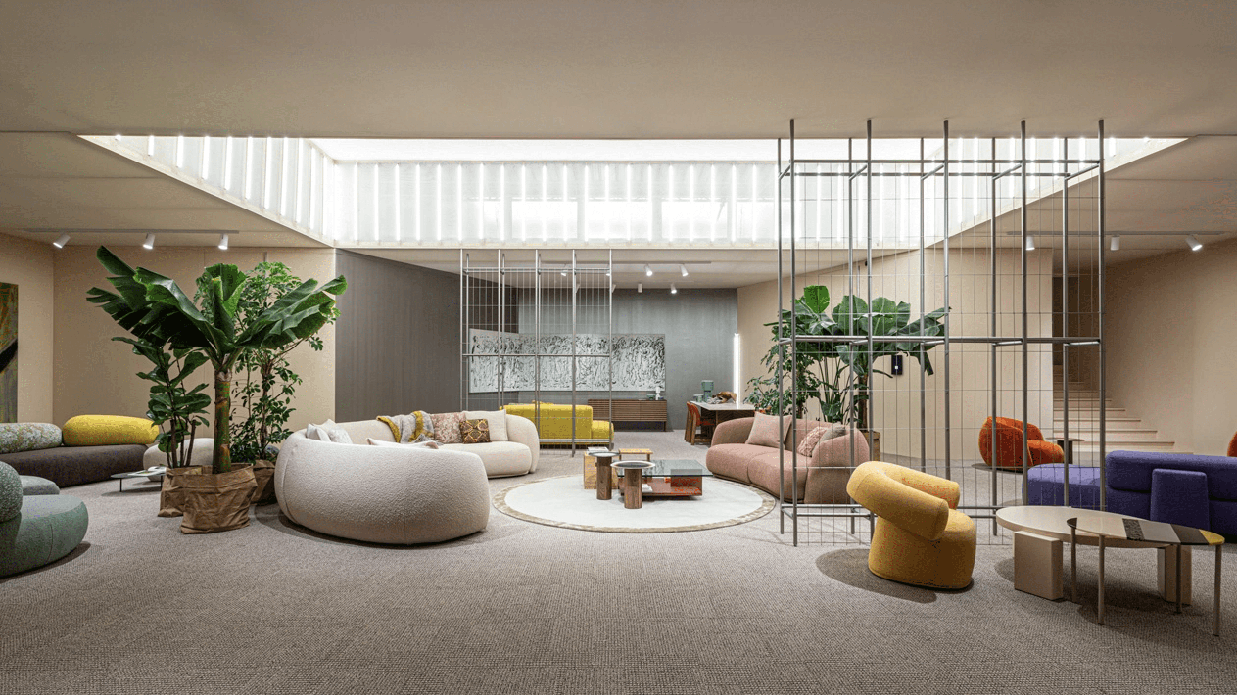 Novo showroom da Moroso, desenvolvido por Patricia Urquiola, reúne lançamentos e peças ícone da marca | Foto: Divulgação