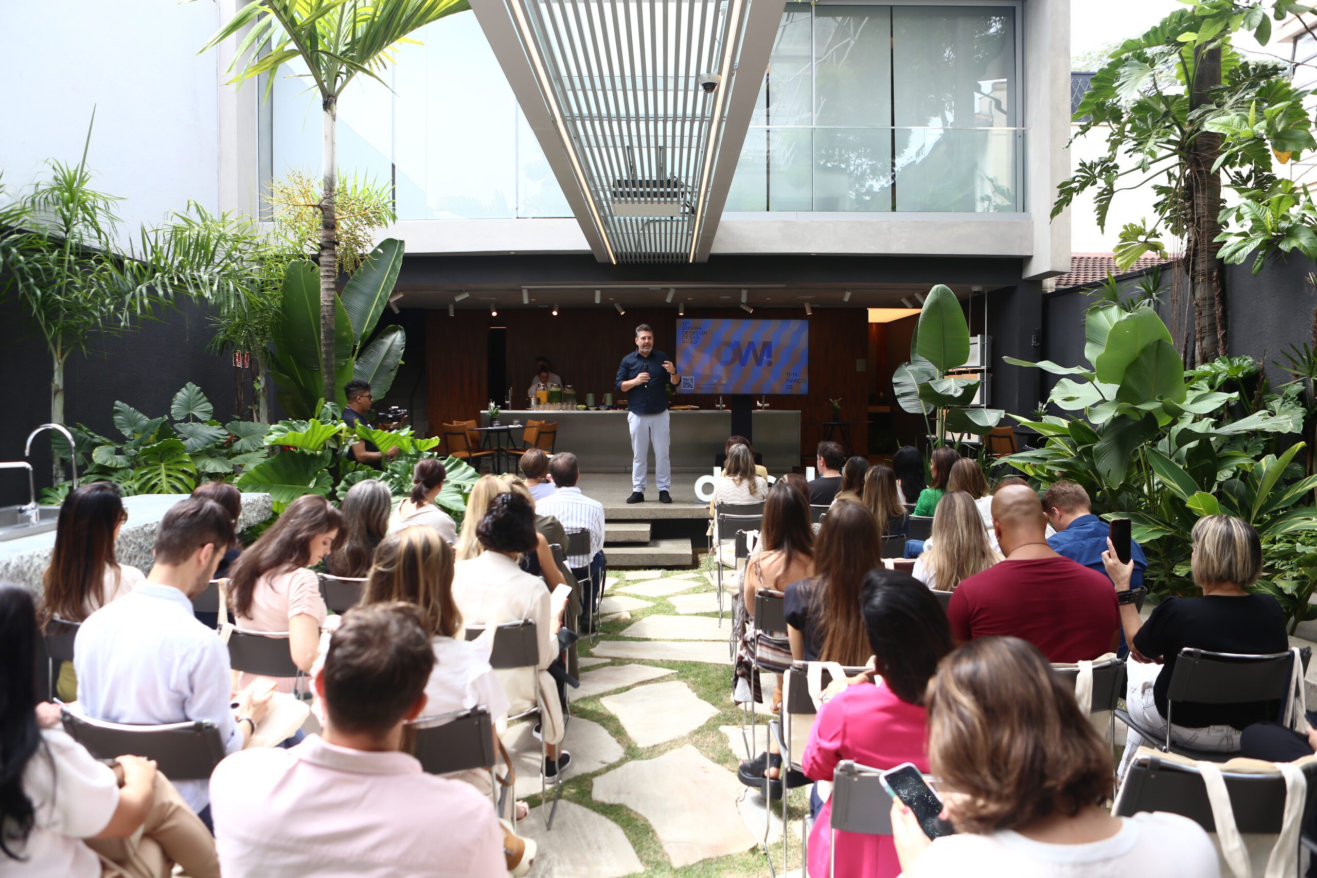 Lauro Andrade, fundador da DW!, em palestra na Casa Docol, QG da Semana de Design de São Paulo em 2023 | Foto: Divulgação