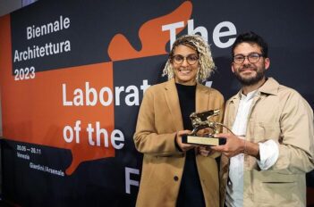 Os curadores Gabriela de Matos e Paulo Tavares recebendo o Leão de Ouro em Veneza, na Bienal de Arquitetura. / Foto: @gabdematos